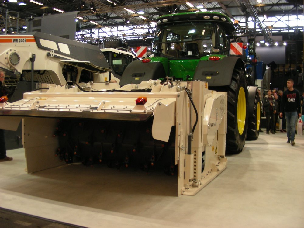 John Deere 8345R - Wirtgen WS250 (2).JPG