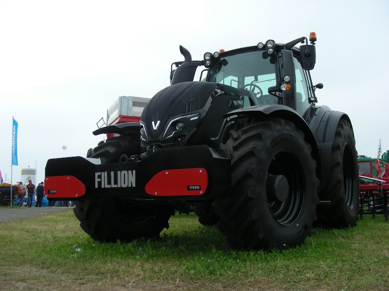 Valtra T174 noir (2).JPG