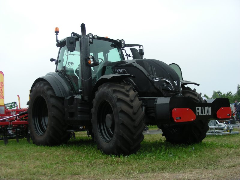 Valtra T174 noir (3).JPG