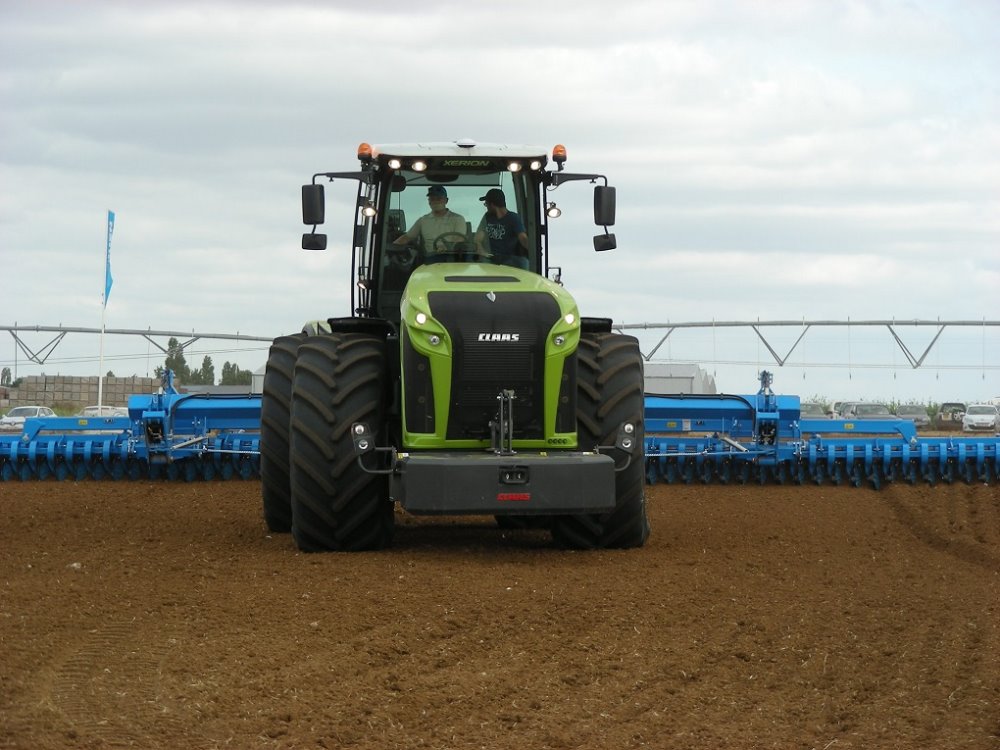 Claas Xerion 4500 2016 (9).jpg