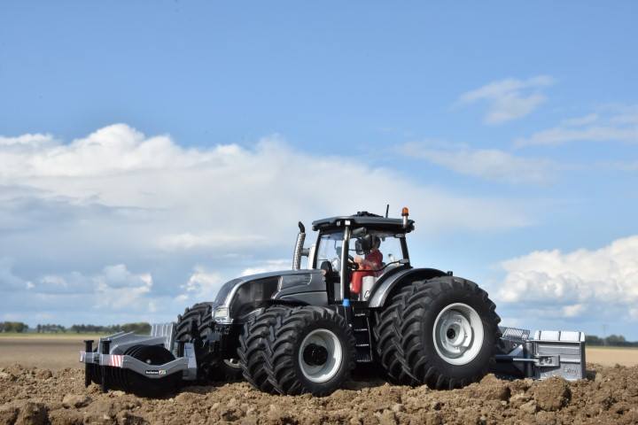 Valtra S352.jpg