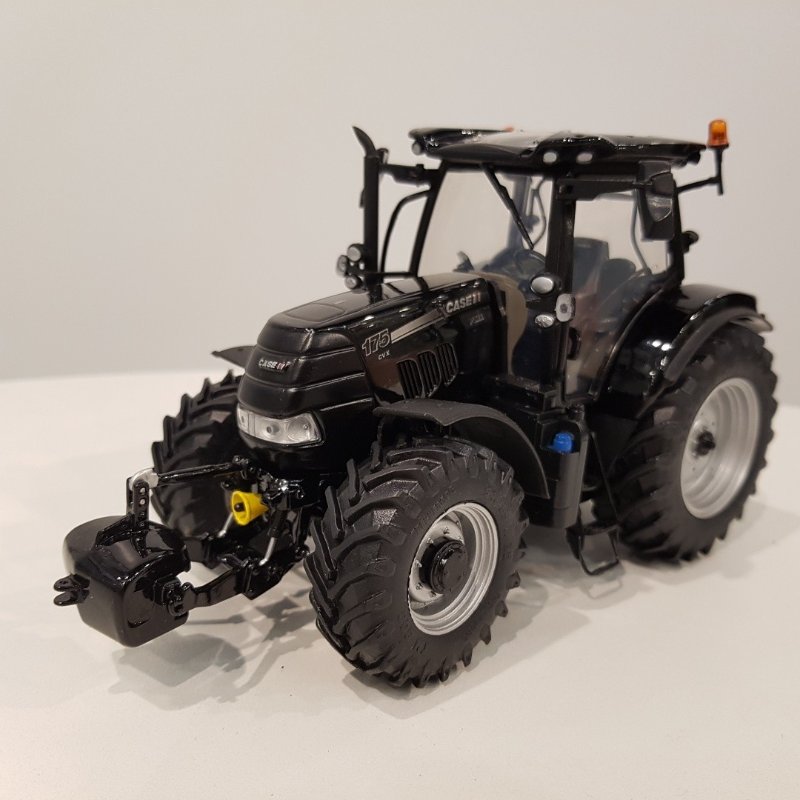CASE IH Puma 175 CVX black.jpg
