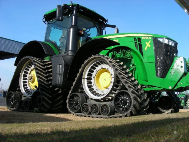 John Deere 8295R Soucy.JPG