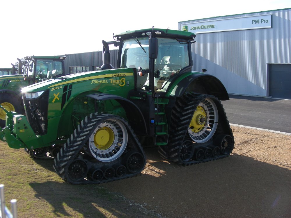 John Deere 8295R Soucy (4).JPG