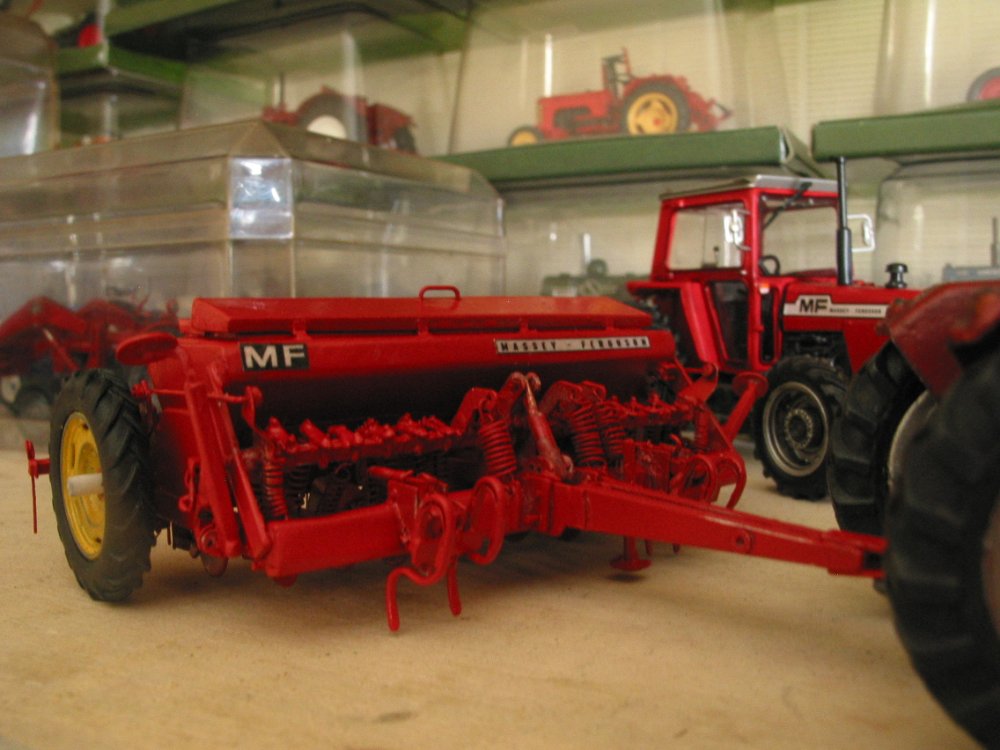 seed drill mini mf 138.jpg