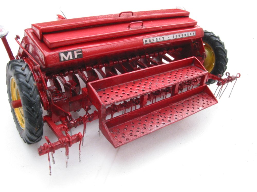 seed drill mini mf 195.jpg