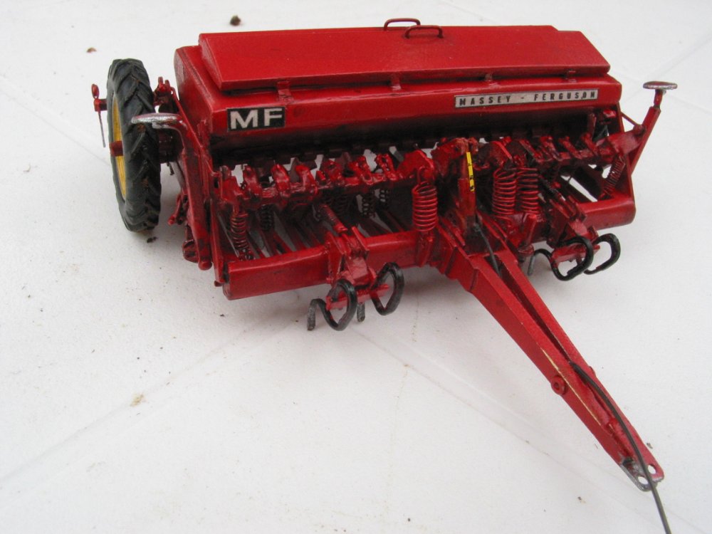 seed drill mini mf 197.jpg