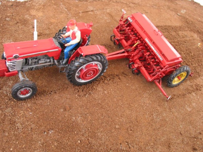 seed drill mini mf 214.jpg