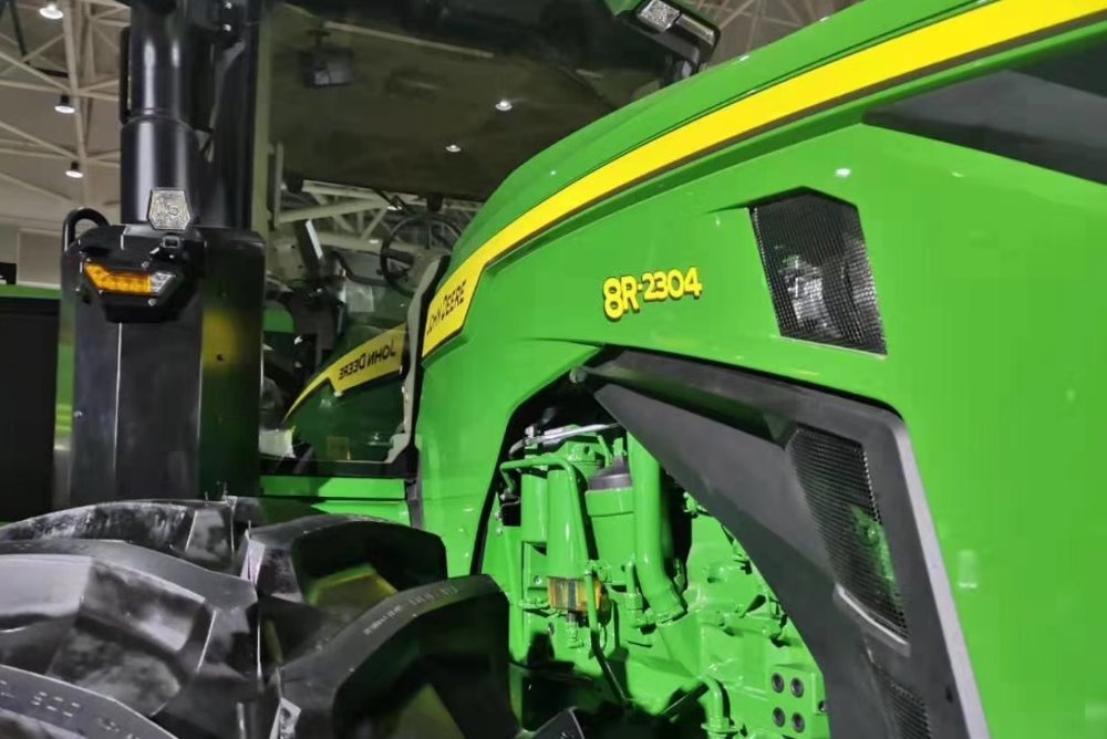 John Deere 8R2304.jpg