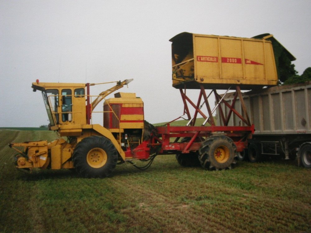 New Holland l'Articulée 2000.jpg