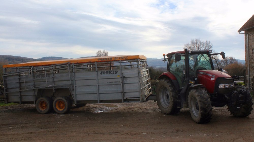 Case iH Maxxum 110 + Joskin.jpg