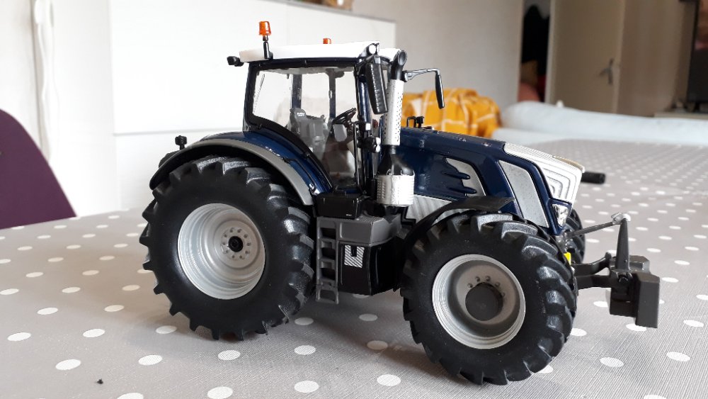 Miniature fendt 828 bleu designline  828 1.3.jpg