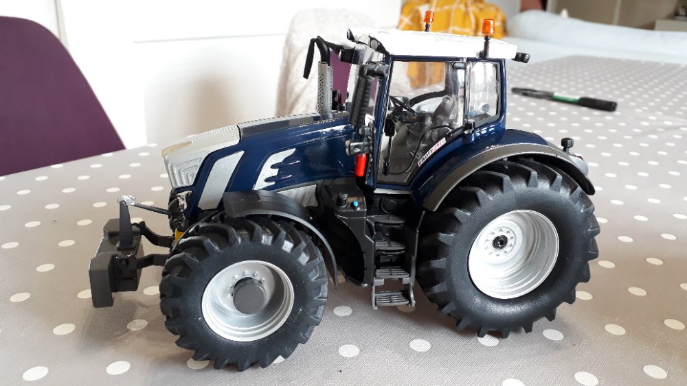 Miniature fendt 828 bleu designline 1.5.jpg