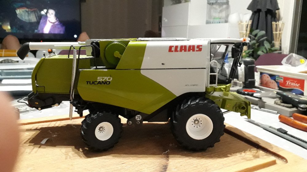 Miniature Claas tucano 570.jpg