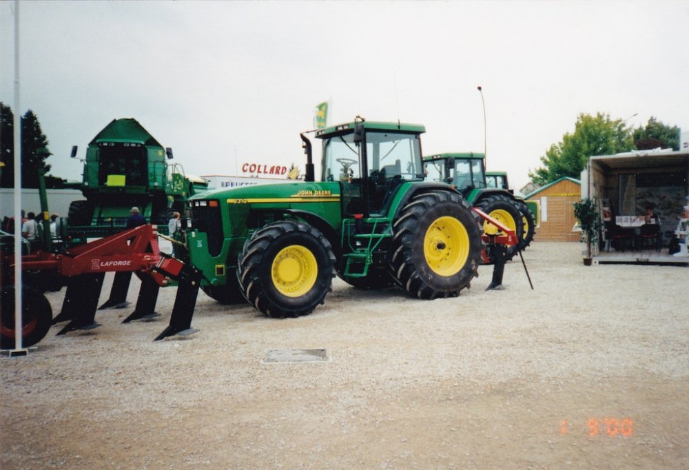 JD 8310 (2000).jpg