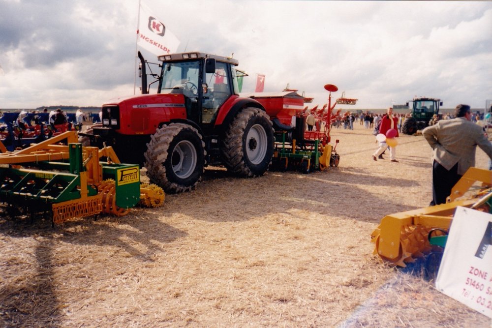 M-F 8220 (Pomacle 1999).jpg