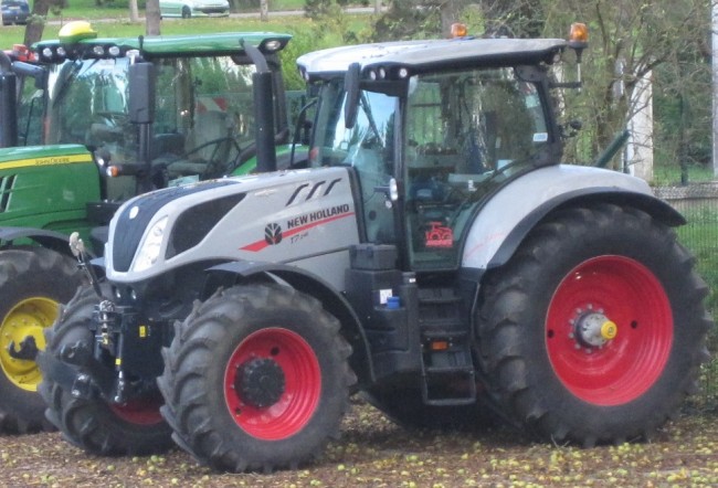 New Holland T7 gris.jpg