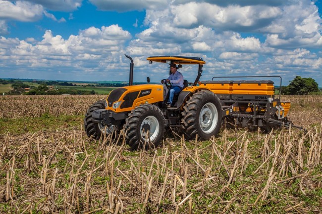 Fields_Sky_2014-17_Valtra_A950_Tractor_Clouds_526527_1280x853.jpg