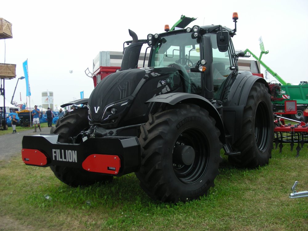 Valtra T174 noir (1).JPG