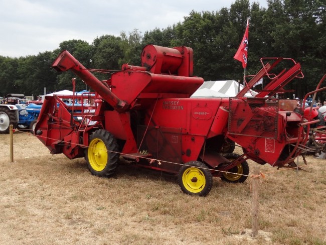 Massey Harris 630S avec presse.JPG