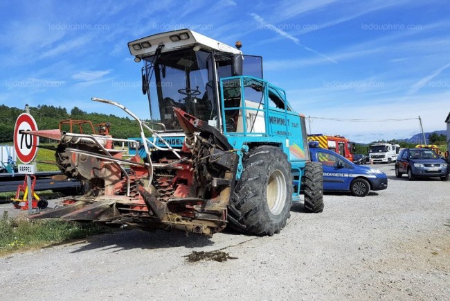 la-voiture-des-hollandais-et-l-ensileuse-a-mais-se-sont-percutees-photo-le-dl-bernard-valat-1565687669.jpg