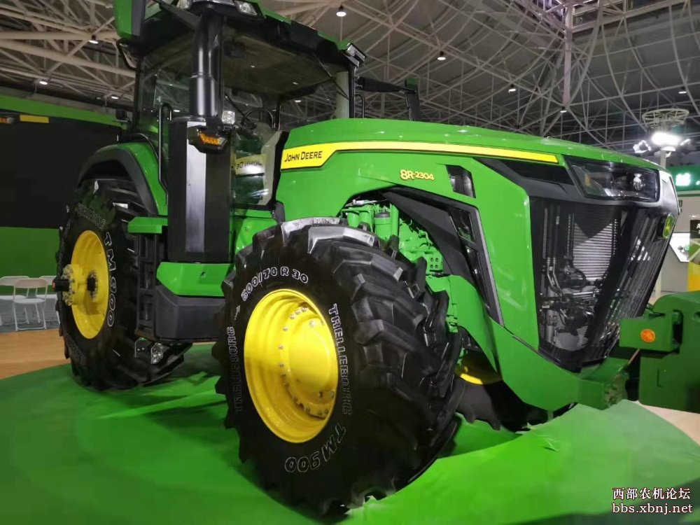 John Deere 8R2304 1.jpg