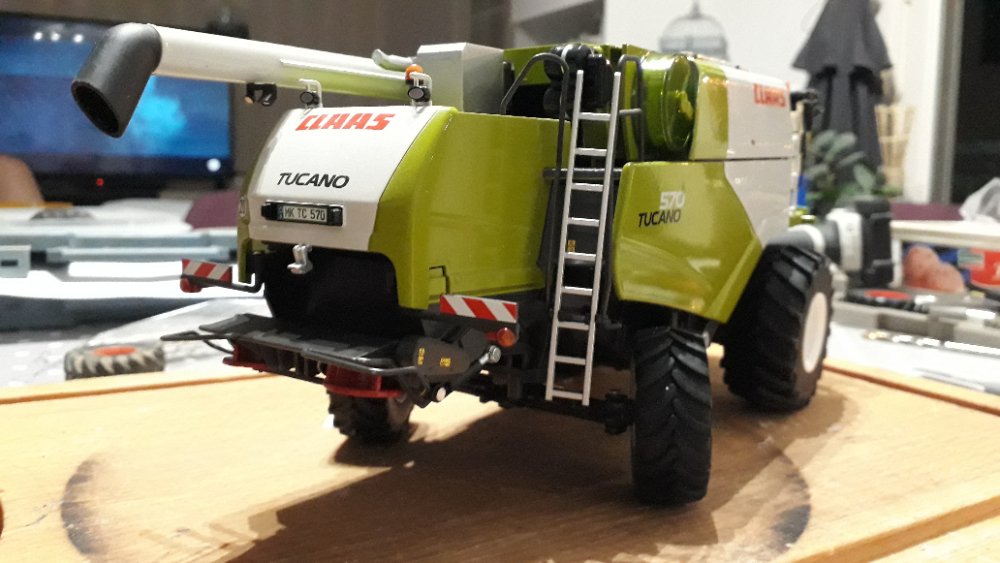 Miniature Claas tucano 570 1.1.jpg