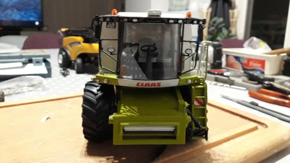 Miniature Claas tucano 570 1.2.jpg